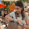 Bolsa multiusos tipo llavero: Lleva de todo a todo lado sin encartarte.